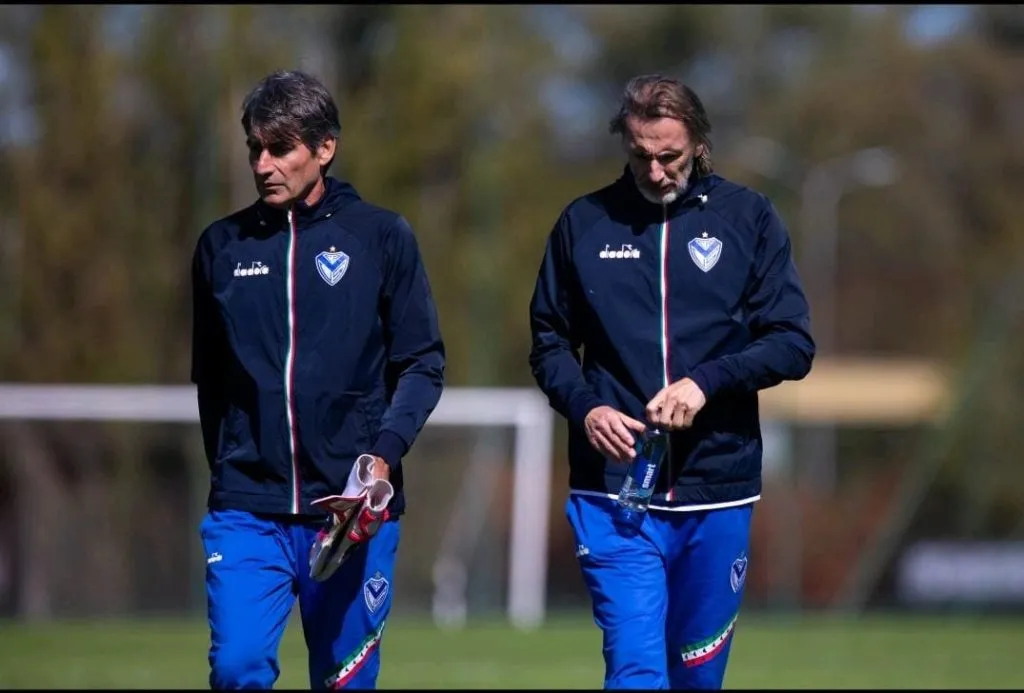 Óscar Ibáñez junto a Ricardo Gareca. (Foto: Vélez).