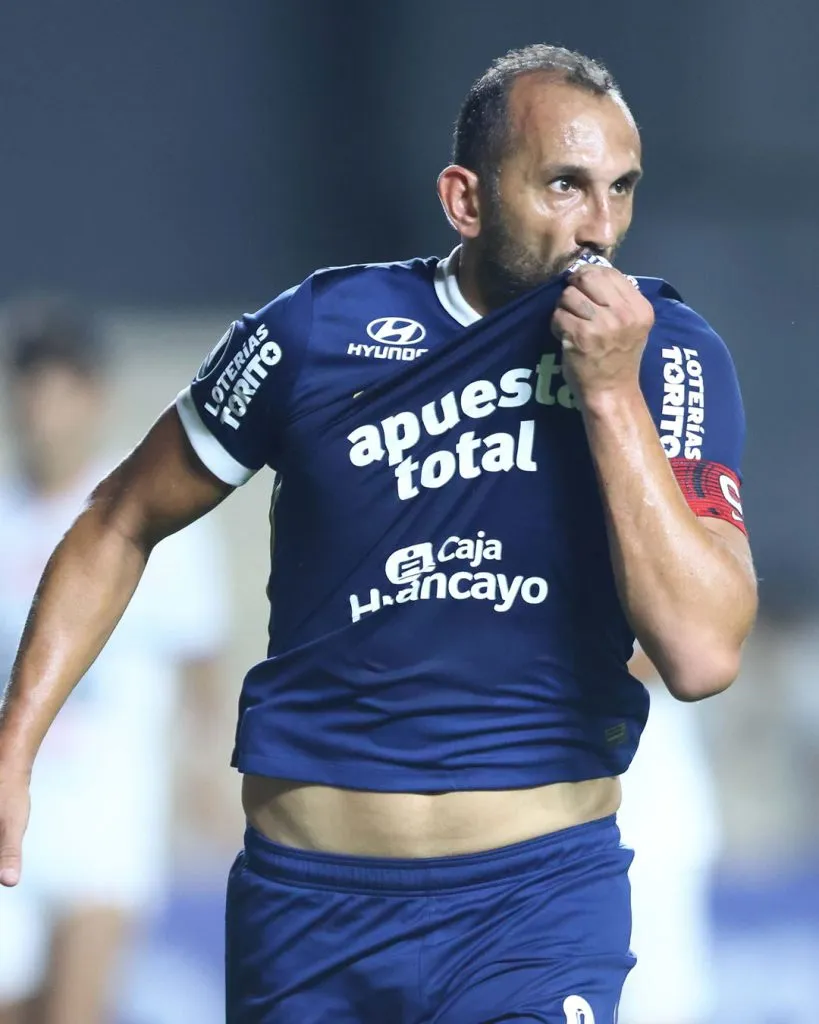 Hernán Barcos celebrando gol a Nacional. (Foto: Alianza Lima).