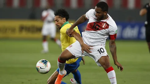 Marquinhos contra Jefferson Farfán.