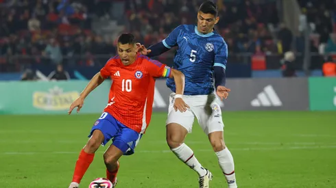 Alexis Sánchez y Fabián Balbuena, en el último duelo entre Chile y Paraguay.
