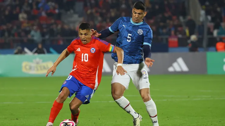 Alexis Sánchez y Fabián Balbuena, en el último duelo entre Chile y Paraguay.