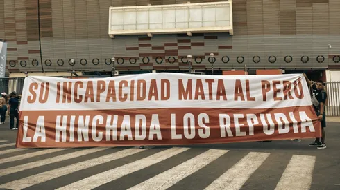 Una de las barras oficiales de la 'bicolor' salió al frente para mostrar su desacuerdo con el gobierno actual.