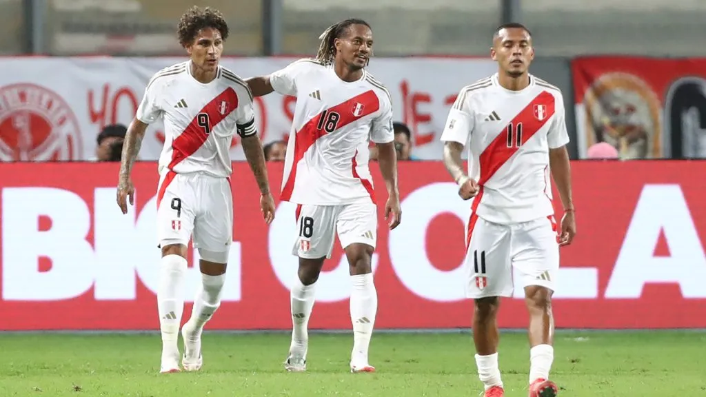 Paolo Guerrero festejando su gol con Perú ante Bolivia.