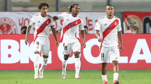 Paolo Guerrero festejando su gol con Perú ante Bolivia.