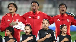 Paolo Guerrero, Pedro Gallese y Renato Tapia, entonando el himno peruano.