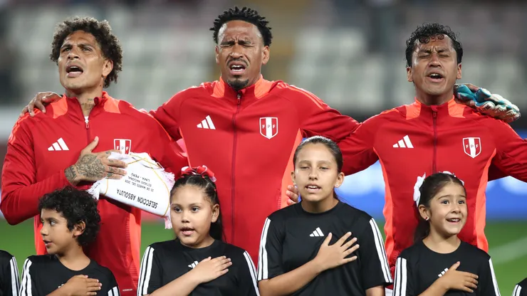 Paolo Guerrero, Pedro Gallese y Renato Tapia, entonando el himno peruano.