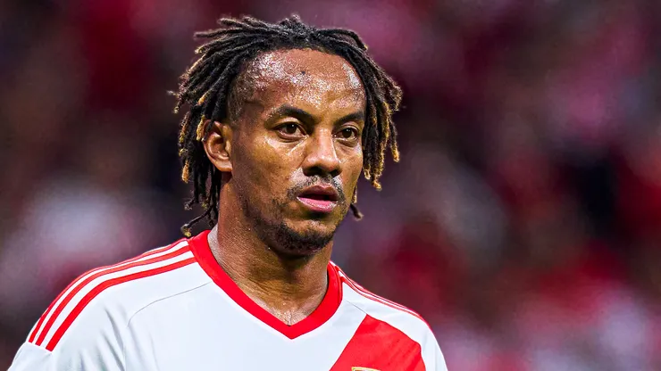André Carrillo jugando para Perú.