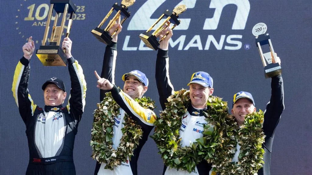 Varrone, levantando el trofeo por ganar en Le Mans (Instagram @nicovarrone1).