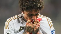 Paolo Guerrero besando la camiseta de Perú.