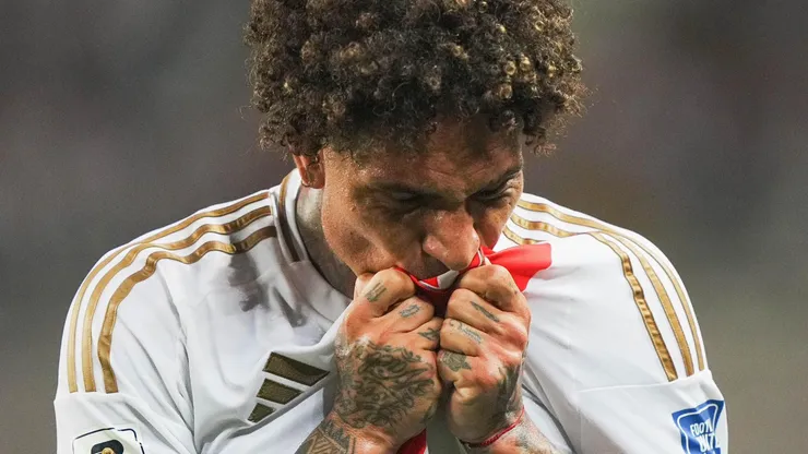 Paolo Guerrero besando la camiseta de Perú.