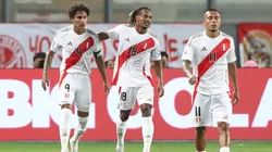 Paolo Guerrero, André Carrillo y Bryan Reyna celebrando.