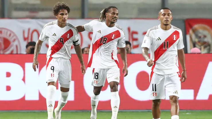 Paolo Guerrero, André Carrillo y Bryan Reyna celebrando.