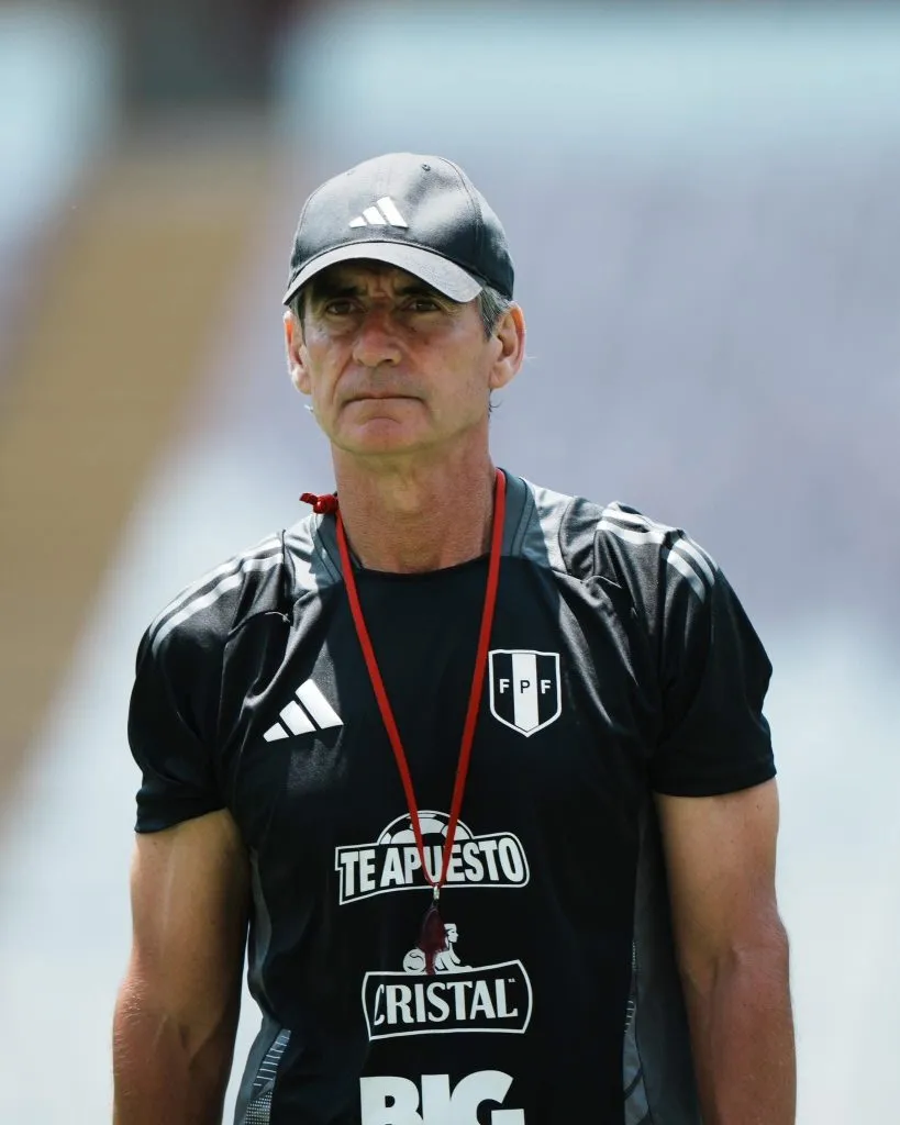 Óscar Ibáñez entrenando a la Selección Peruana. (Foto: FPF).