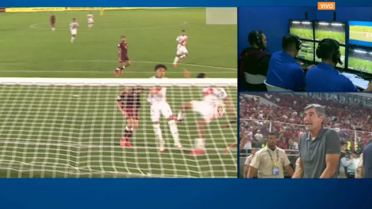 El VAR anula el gol de Bryan Reyna.