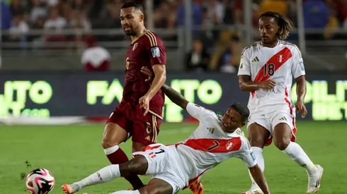 Andy Polo, en acción contra Yangel Herrera, con André Carrillo de fondo.