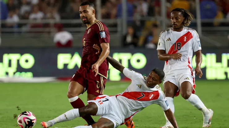 Andy Polo, en acción contra Yangel Herrera, con André Carrillo de fondo.