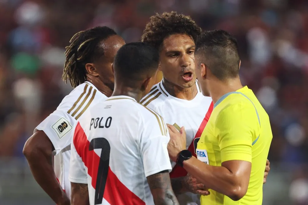 Paolo Guerrero reclamando posible mano. (Photo by Edilzon Gamez/Getty Images)