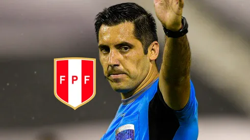 Cristián Garay con el escudo de Perú.