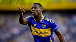 Luis Advíncula señalando.