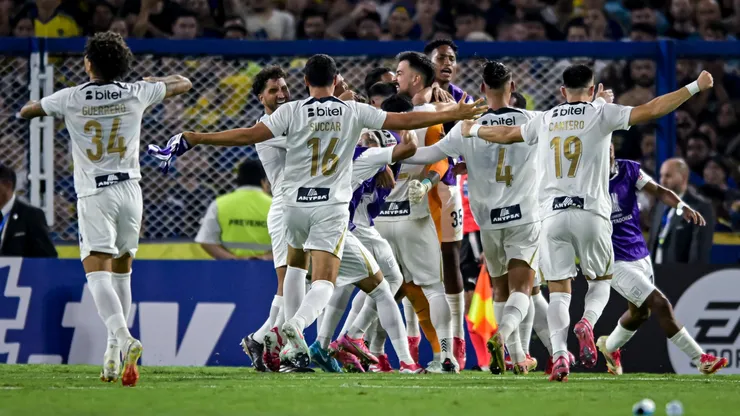 El festejo de Alianza Lima tras eliminar a Boca Juniors en La Bombonera.