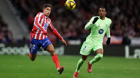Giuliano Simeone y Alejandro Baldé disputan la pelota en el último enfrentamiento entre Atlético de Madrid y Barcelona.