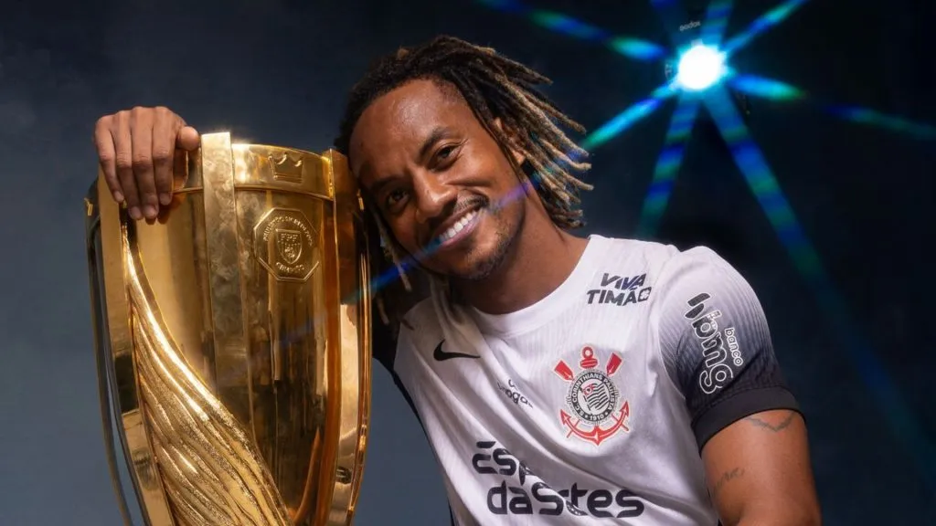 André Carrillo, con el trofeo del Campeonato Paulista.