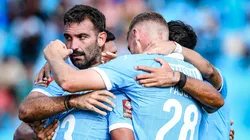 Martín Cauteruccio festejando junto a sus compañeros uno de sus dos goles.