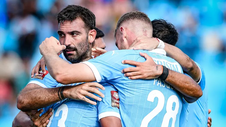 Martín Cauteruccio festejando junto a sus compañeros uno de sus dos goles.