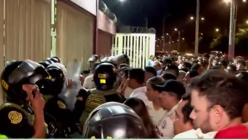 La Policía intervino para que los hinchas dejen de ingresar al estadio Monumental.