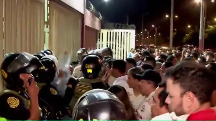 La Policía intervino para que los hinchas dejen de ingresar al estadio Monumental.