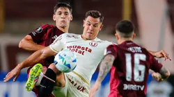 Diego Churín peleando un balón en el Universitario vs. River Plate.