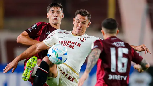 Diego Churín peleando un balón en el Universitario vs. River Plate.