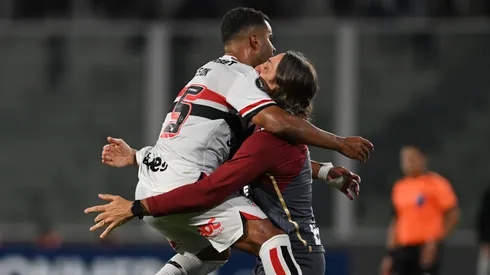 El festejo de Alisson con Zubeldía por el triunfo de Sao Paulo en Córdoba.