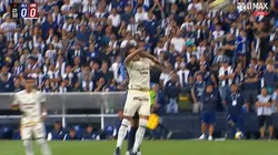 Paolo Guerrero le dio un codazo a Williams Riveros.