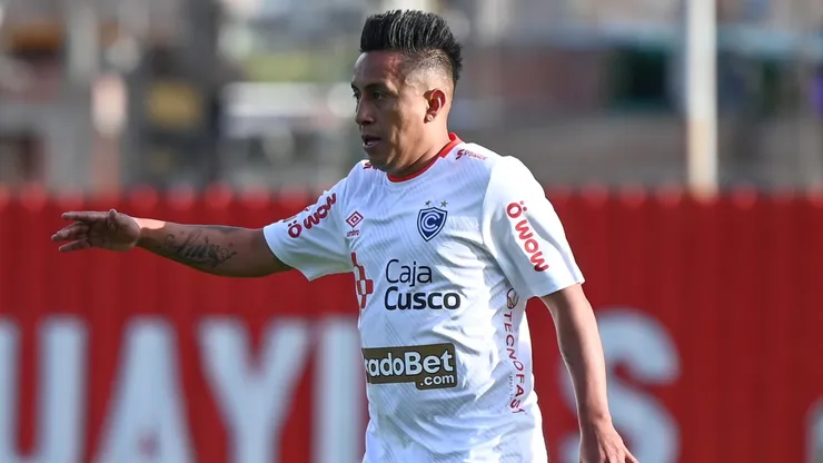 Christian Cueva con camiseta de Cienciano.
