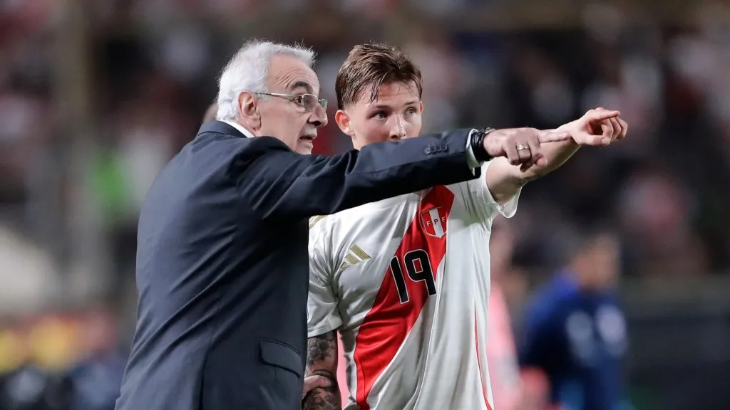 Fossati, junto a uno de los futbolistas del recambio, Oliver Sonne (Getty Images).