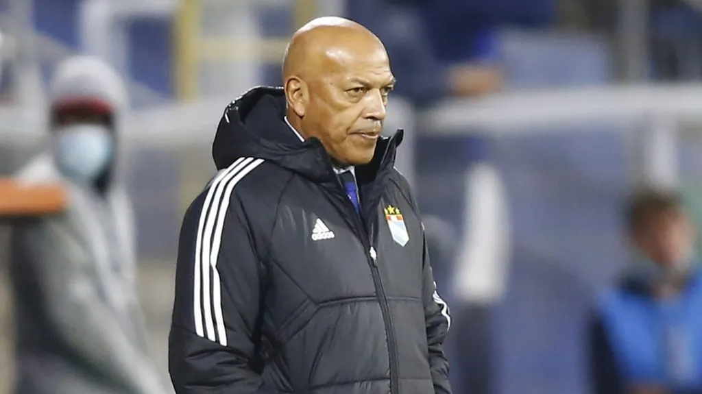 Roberto Mosquera en su etapa como entrenador de Sporting Cristal. (Getty Images)