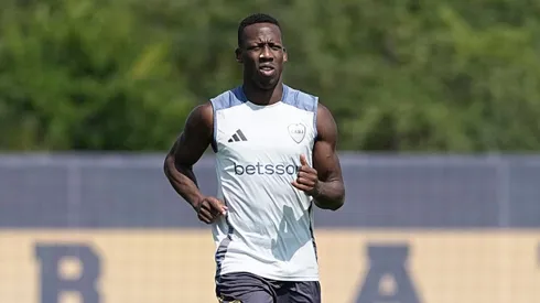 Luis Advíncula podría llegar a Vélez.