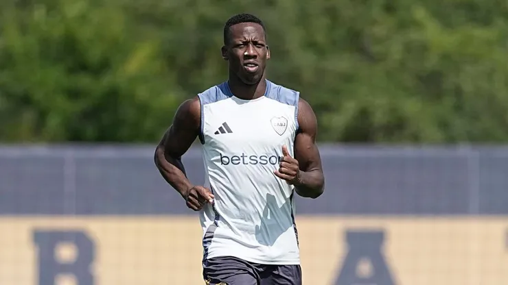 Luis Advíncula podría llegar a Vélez.