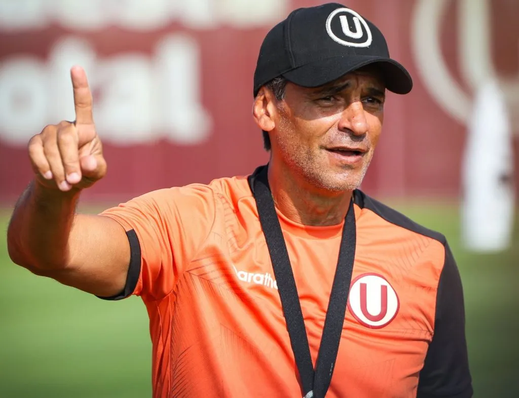 Fabián Bustos drigiendo a la “U”. (Foto: Universitario).