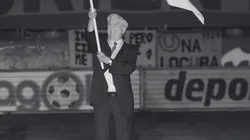 Mario Vargas Llosa, portando una bandera de Universitario.