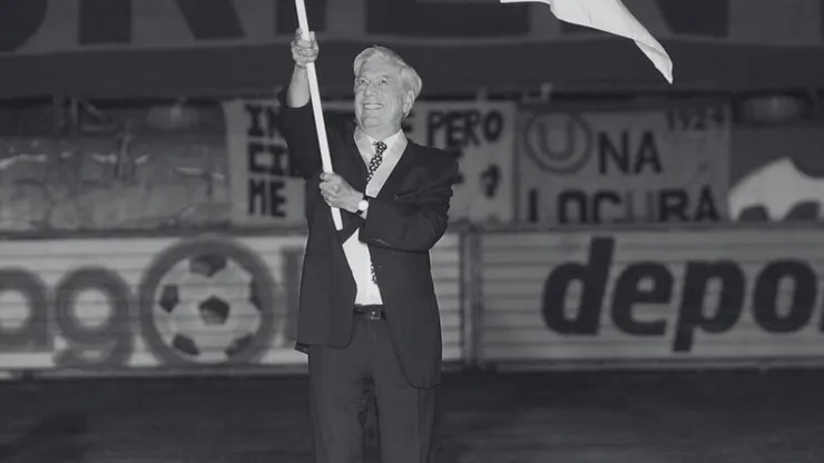 Mario Vargas Llosa, portando una bandera de Universitario.