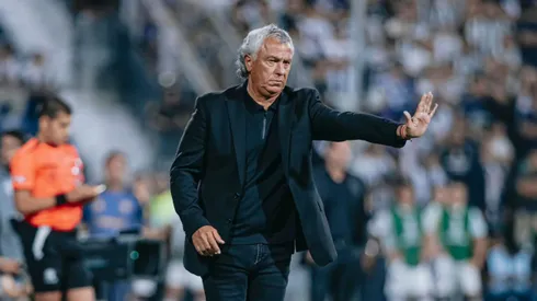 Néstor Gorosito dirigiendo un partido en Alianza Lima.