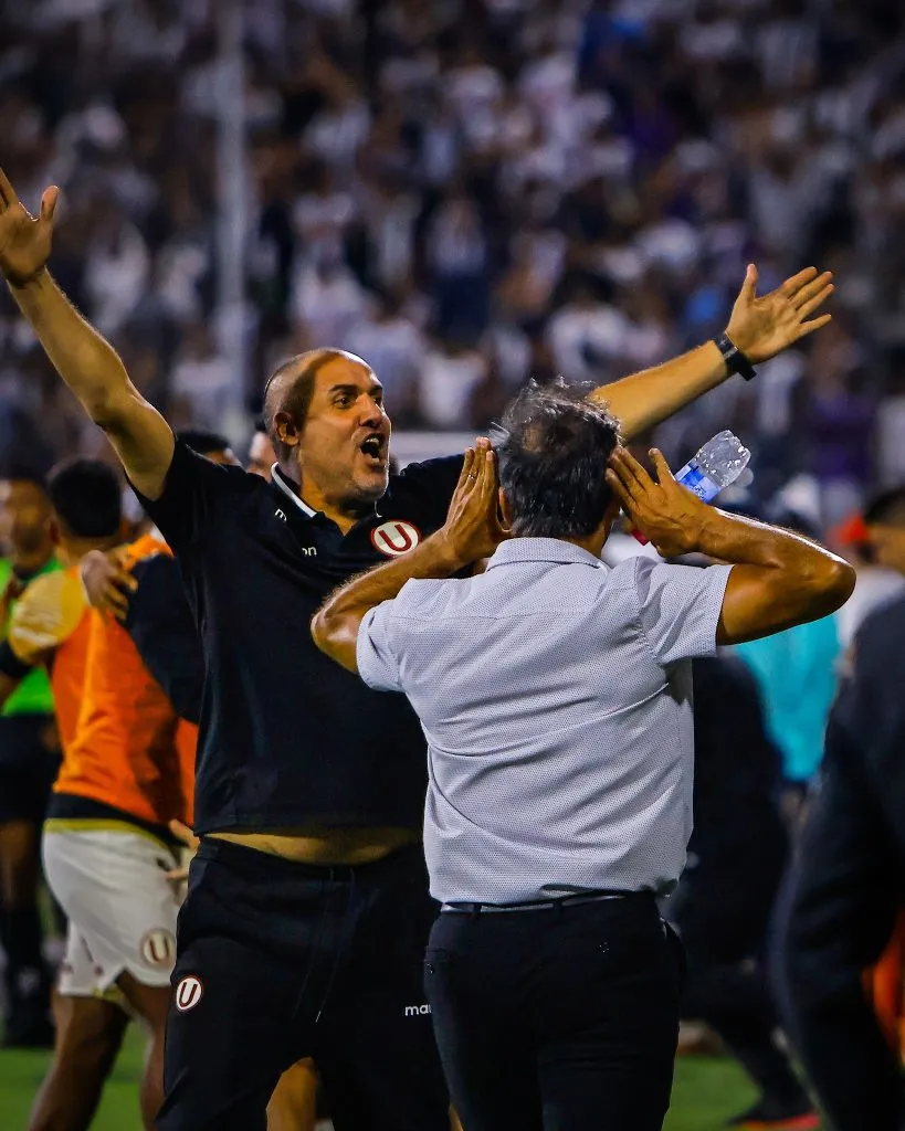 Fabián Bustos celebrando junto a Edgardo Adinolfi (Club Universitario de Deportes).