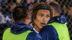 Paolo Guerrero y el abrazo con compañeros.