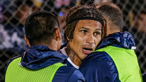 Paolo Guerrero y el abrazo con compañeros.