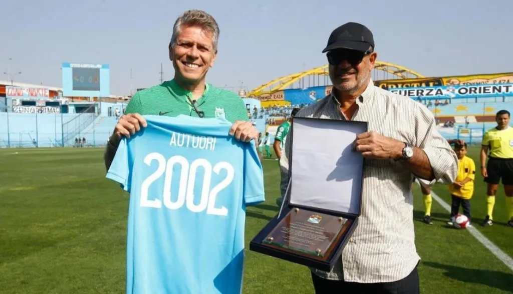 Paulo Autuori homenajeado en Sporting Cristal. (@peru21noticias)