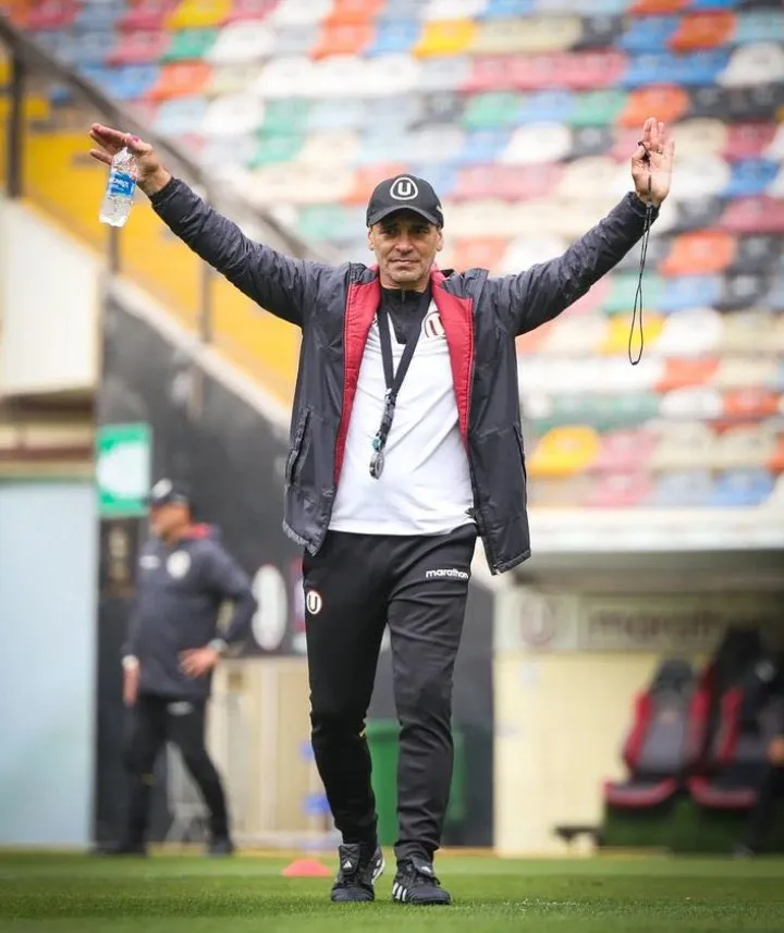 Fabián Bustos entrenando a la “U”. (Foto: Universitario).