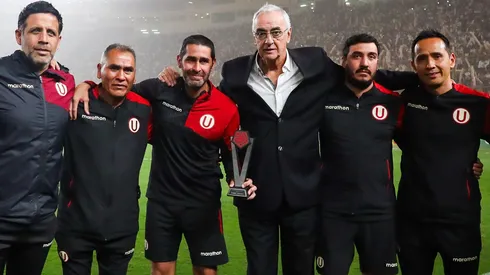 Jorge Fossati junto a su cuerpo técnico.