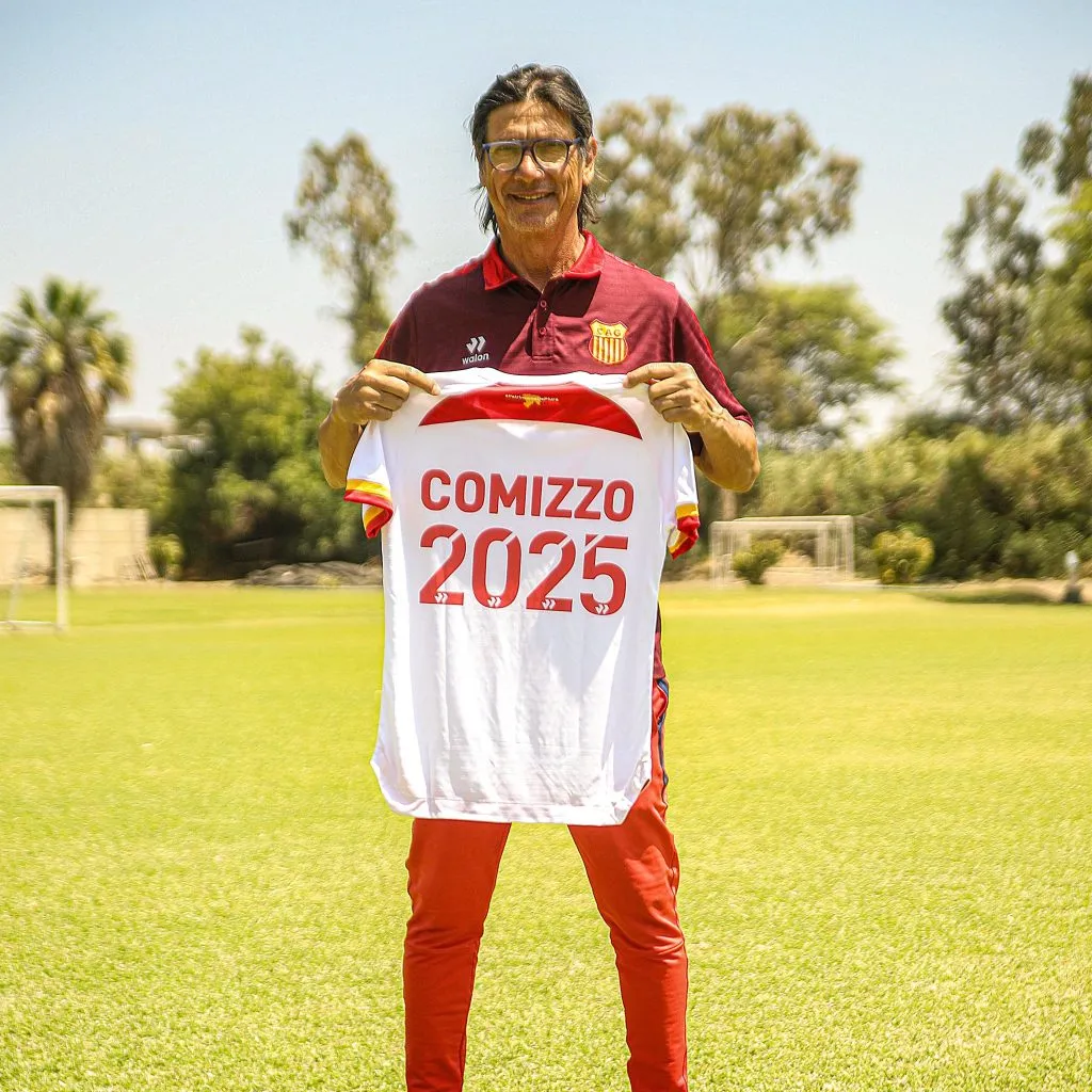Ángel David Comizzo renovando contrato. (Foto: Atlético Grau).